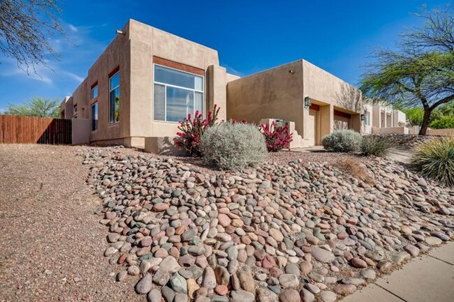 Building Photo - Great 3 Bedroom 2 Bath Home with Den & 3 C...