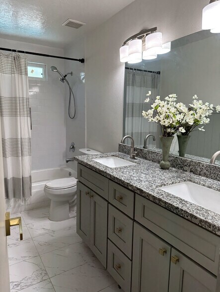 Building Photo - 5006 Deer Point Dr