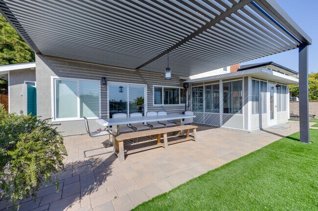 Building Photo - Enjoy the view from this 4 bedroom home with solar and overlooking the lagoon in quiet neighborhood