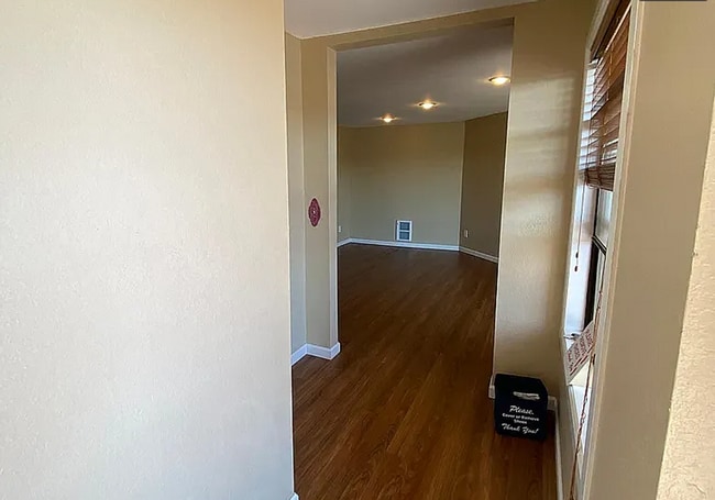 Building Photo - Listed For Rent