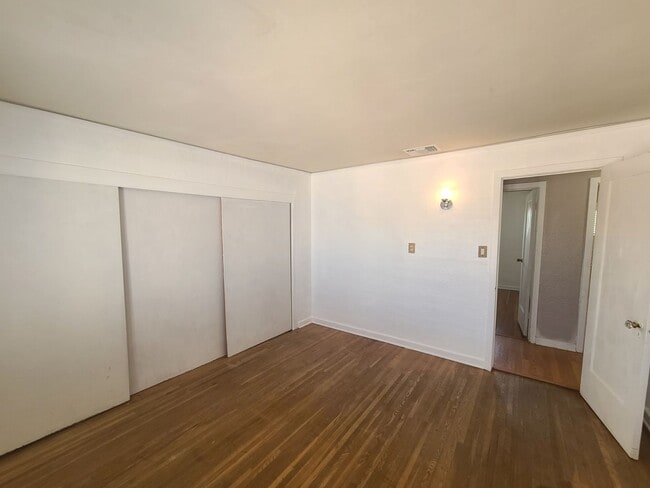 Building Photo - Home with All Utilities Included Now Available in Calexico!