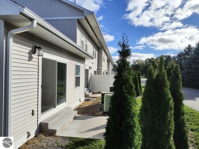 Building Photo - 1542 Simsbury St