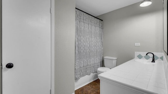 Building Photo - 206 5th St