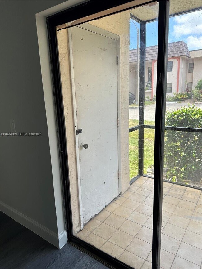 Building Photo - 855 NE 209th St