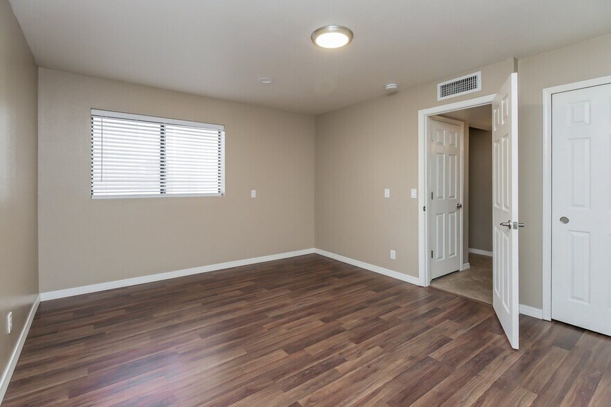 Building Photo - 921 S Val Vista Dr