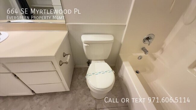 Building Photo - 664 SE Myrtlewood Pl
