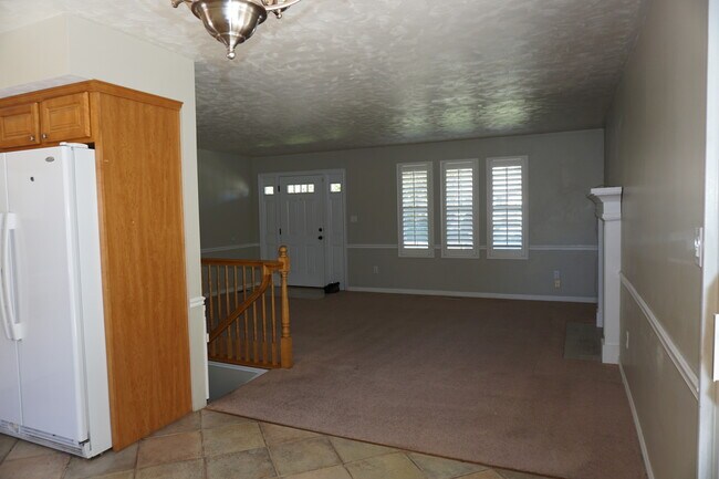 Building Photo - Quiet 5 Bedroom 3 Bath West Jordan Home