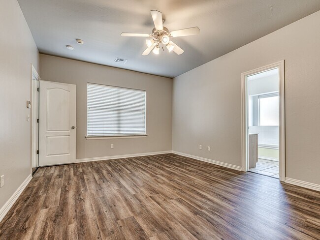 Building Photo - Well kept home in Edmond + 3 bedrooms + Office + Edmond Schools