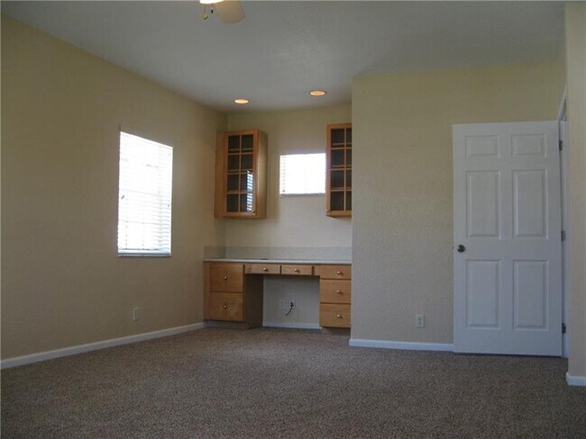 Building Photo - 6501 Sandpiper Dr