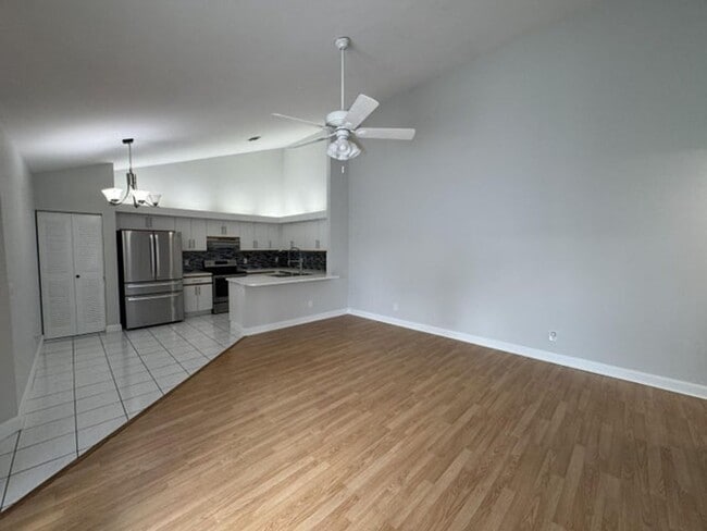 Building Photo - 1204 Timberlane Cir