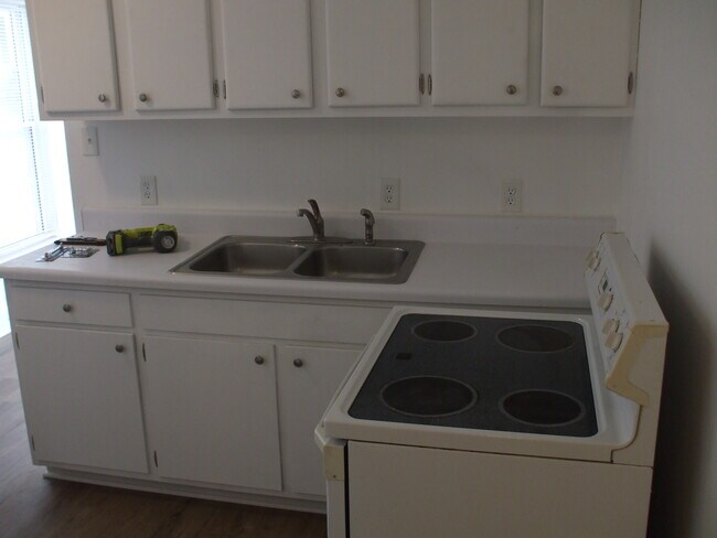 Building Photo - 700 E 11th Ave