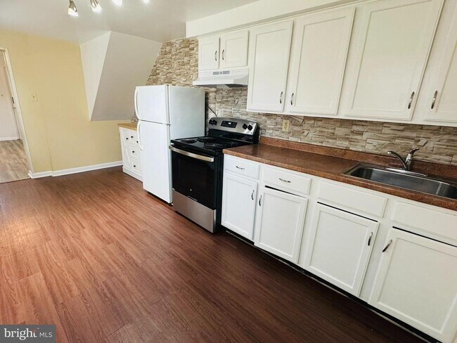 Building Photo - 25 Degrange St