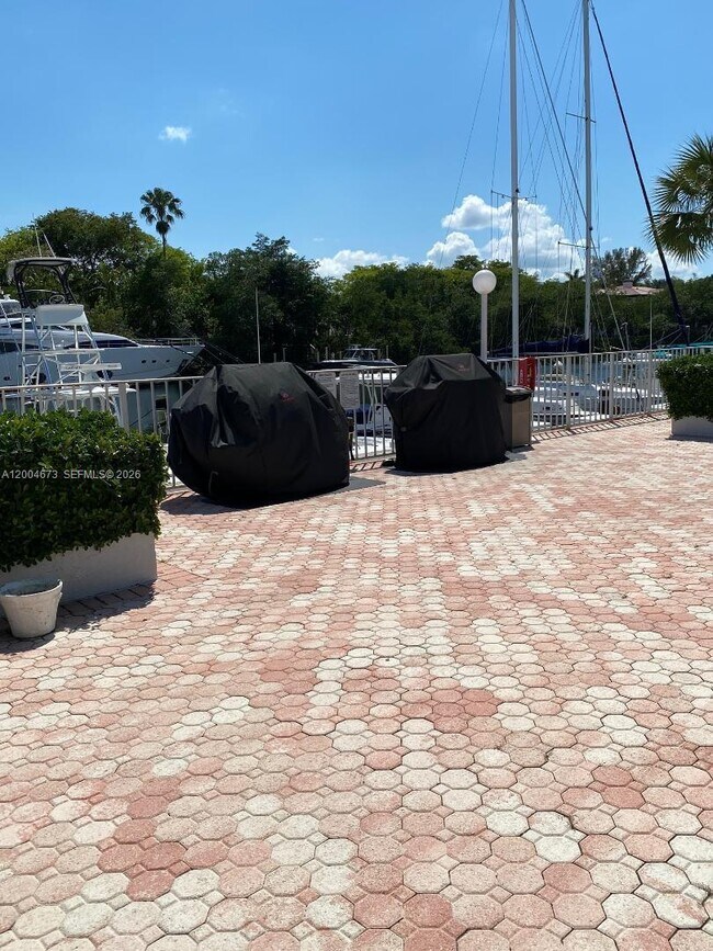 Building Photo - 100 Edgewater Dr