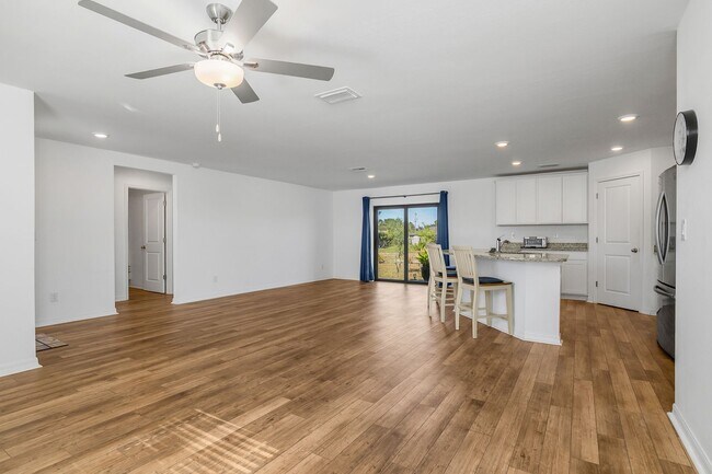 Building Photo - NOW AVAILABLE - 3/2 with 2 Car Garage in Mirror Lakes!