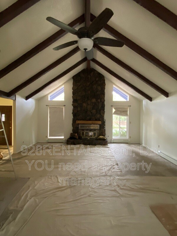 Building Photo - 801 W University Heights Dr S