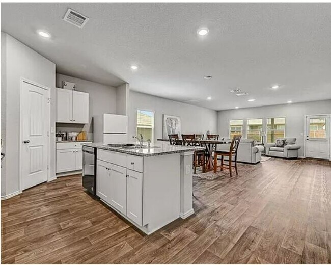 Building Photo - 5800 Xene Dr