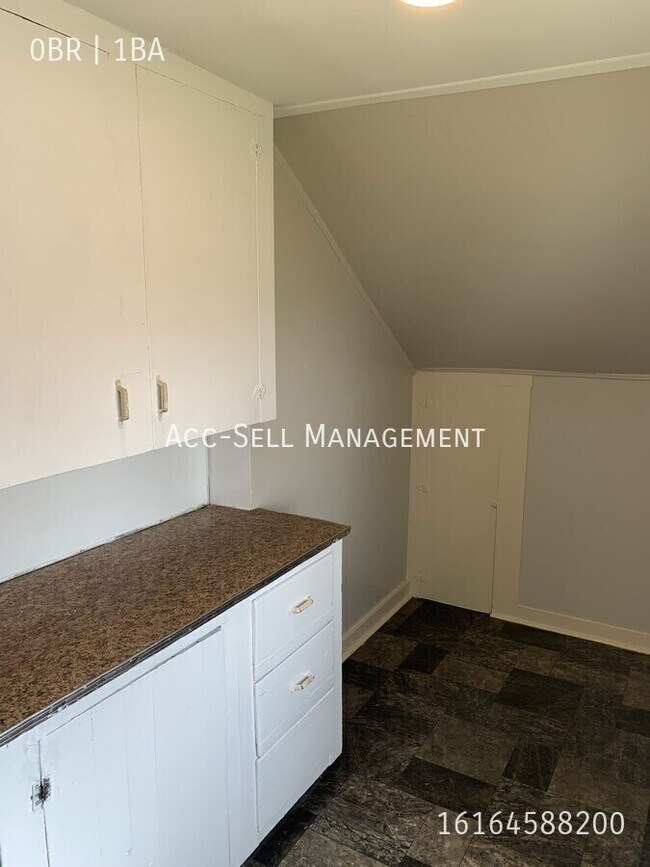 Building Photo - 1625 Belden Ave SW