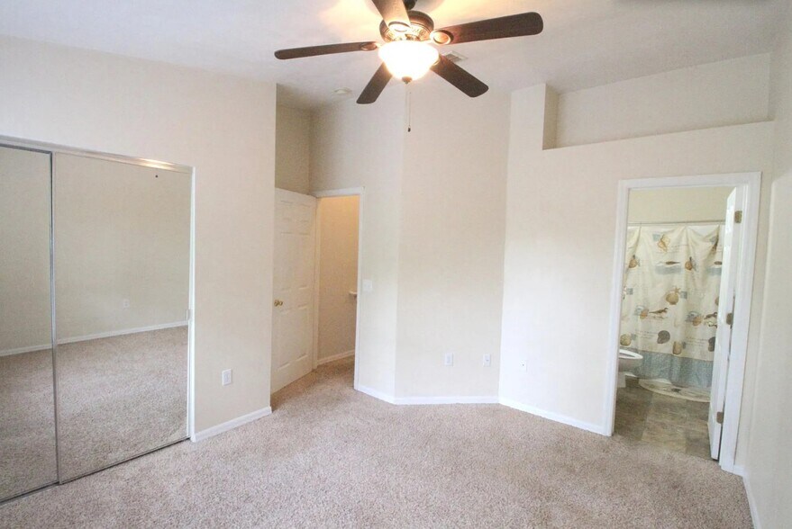Building Photo - 3870 SW 20th Ave