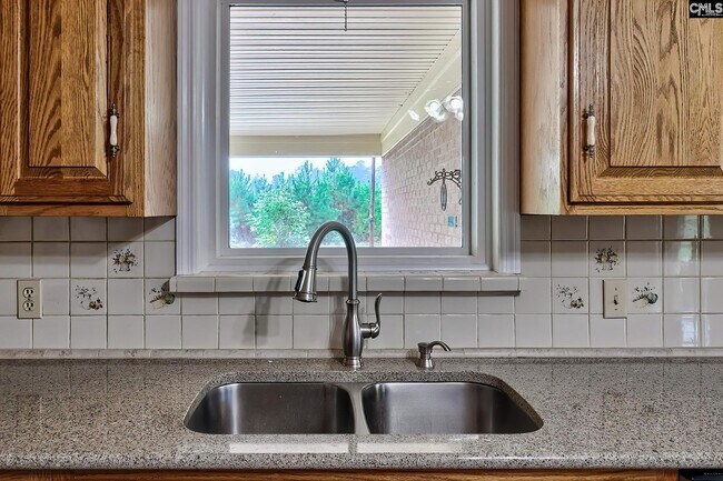 Building Photo - 221 Crooked Creek Rd
