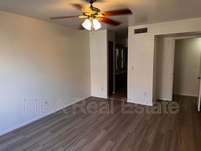 Building Photo - 700 E Mesquite Cir