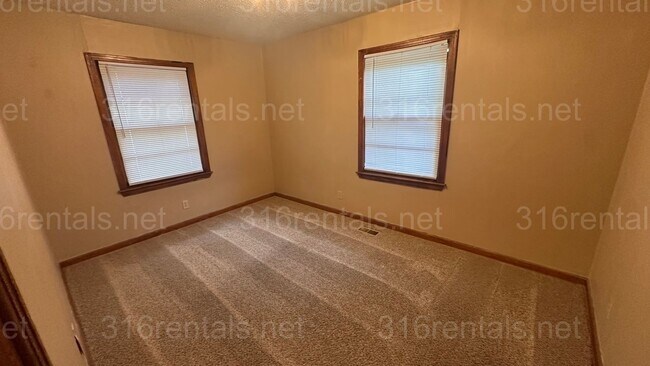 Building Photo - $1195 - 3 bed 1.5 bath - Single Family Home