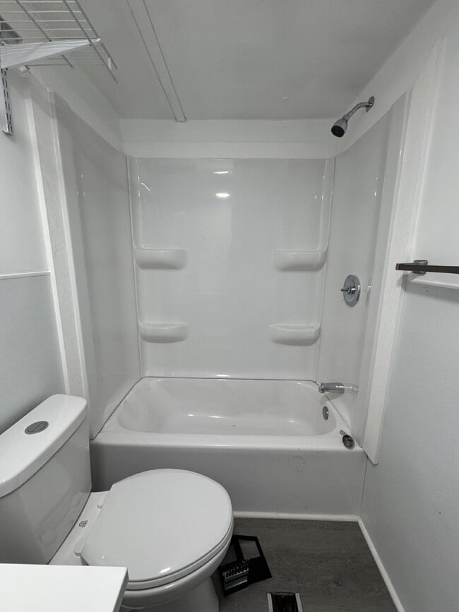 Building Photo - 40 Friendly Cir