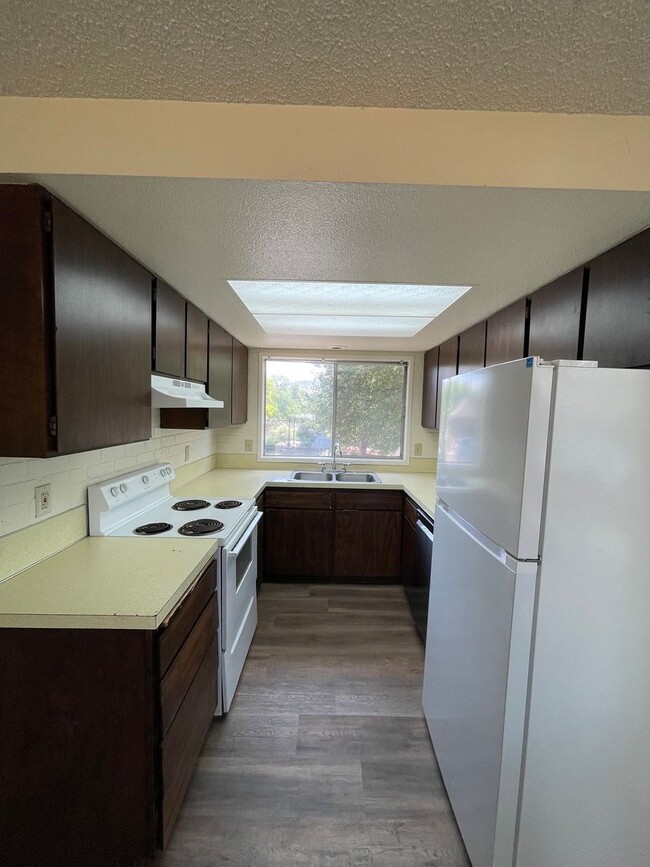 Building Photo - 3 Bed 1.5 Bath Townhouse