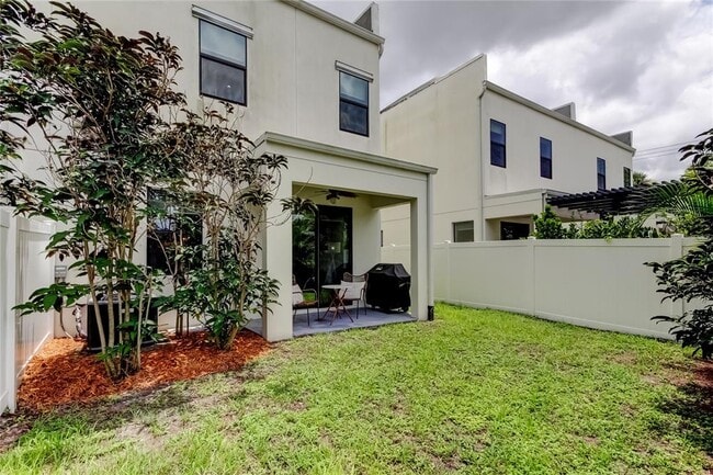 Building Photo - 204 N Manhattan Ave