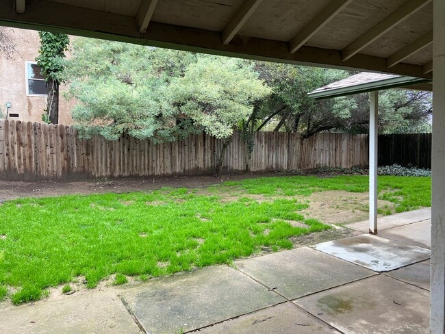 Building Photo - Super clean! 3 Bdrm, 2 Bath near Greenback & Trajan