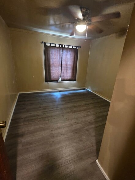 1st BR - 552 5th Ave W
