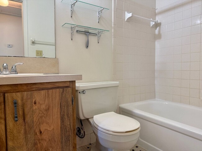 Building Photo - Serene Living at Townhomes of Lake Seminole 2/1.5 - 2 story condo