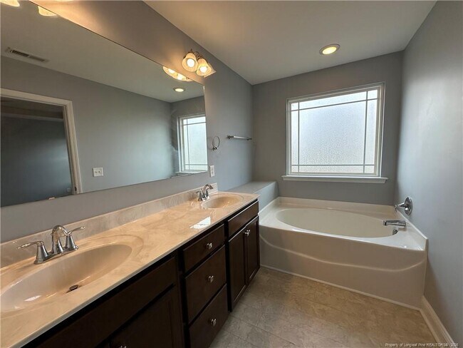 Building Photo - 2149 Heathcote Dr