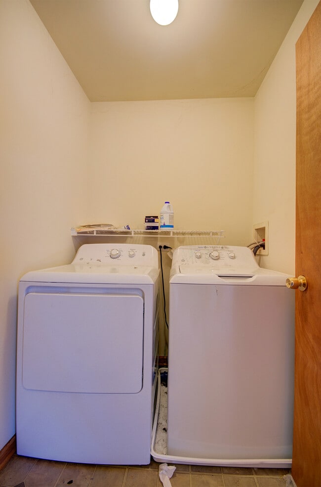 Building Photo - 681 Springwood Dr