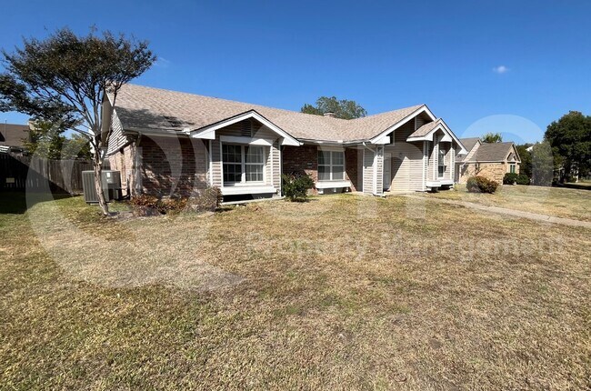 Building Photo - 1517 Yorkshire Dr