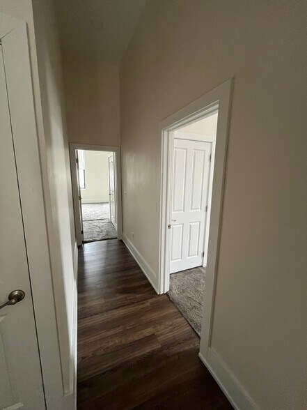 Building Photo - 206 N Main St