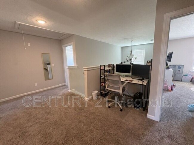 Building Photo - 560 Hampton Dr