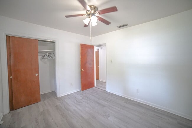 Building Photo - 3 Bed / 2 Bath Brick Home With Yard In Town