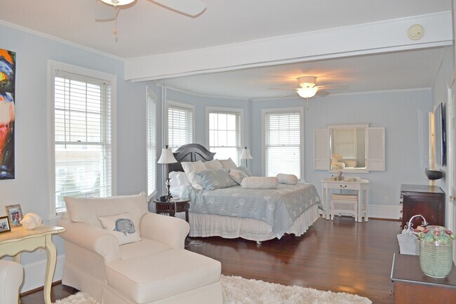 Building Photo - 16 S Somerset Ave