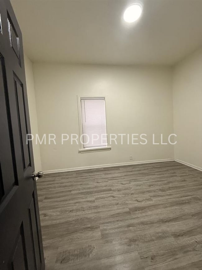 Building Photo - 2 Bedroom/ 1 Bathroom- House