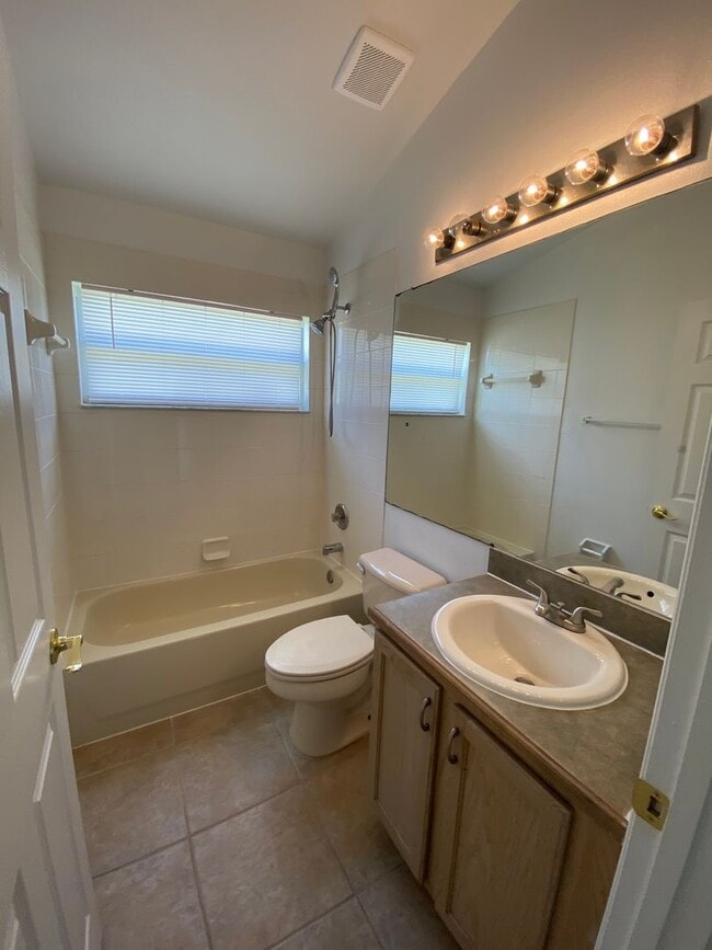 Building Photo - Great 4 Bedroom 3 Bathroom Pool Home in Indian Creek