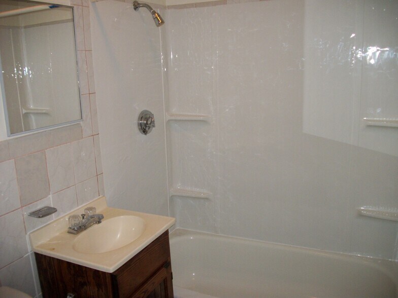 Building Photo - 371 Dover St