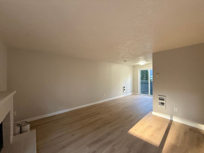 Building Photo - NOW SHOWING SNEAK PREVIEW - RENOVATED TOWNHOME in Raleigh Hill Available for IMMEDIATE MOVE IN an...