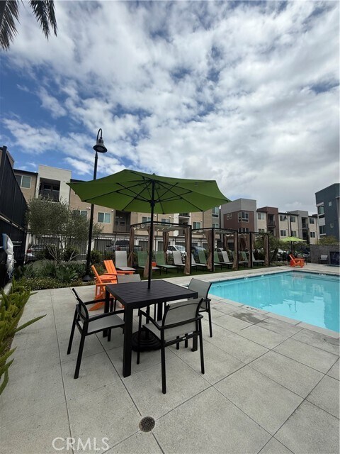 Building Photo - 960 N Tangent Privado