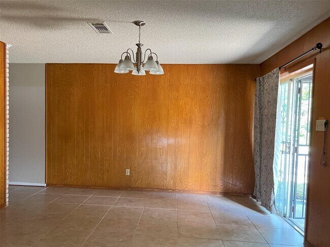 Building Photo - 401 Oakhill Dr