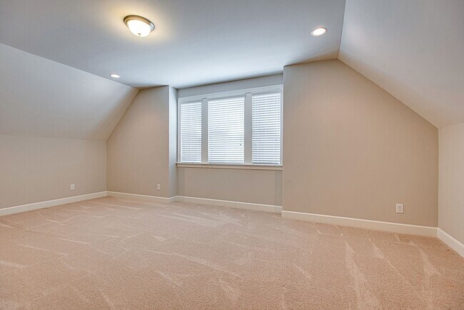 Building Photo - 9810 Glenmore Ln