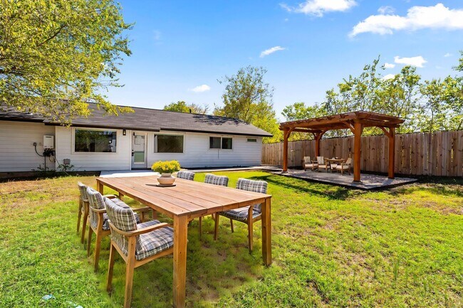 Building Photo - Beautifully Renovated East Austin Home with Large Fenced Yard