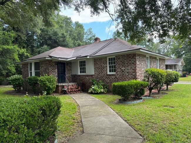 Primary Photo - 4062 Columbia Ave