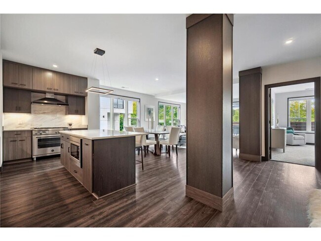 Building Photo - 253 Lake St E