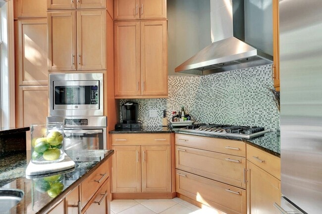 Building Photo - 3 Regency Pl