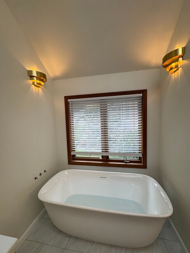 Building Photo - Gorgeous 3 Bedroom • 2.5 Bath Home Recentl...